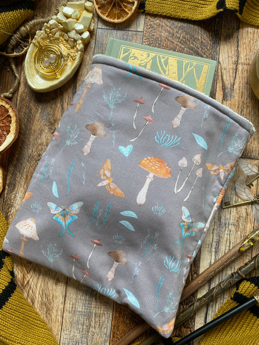 <transcy>Pochette de livre Moon Moth</transcy>