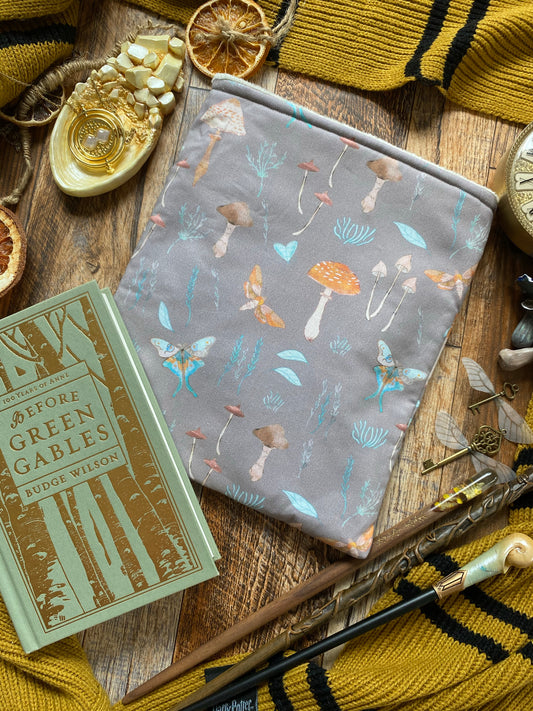 <transcy>Pochette de livre Moon Moth</transcy>